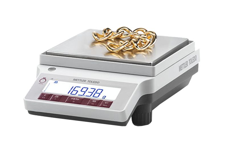 Guldhalsband som vägs på en digital våg, visar 169,38 gram.